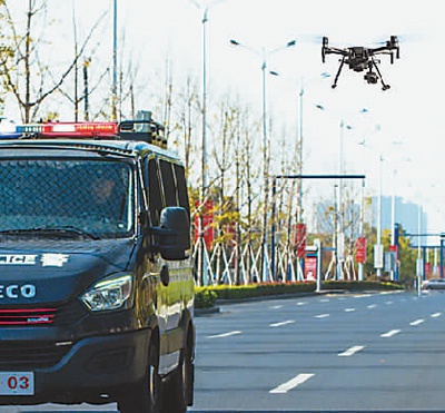 　　吴江区最小行动单元配备的无人机随车飞行。　　鲍东旭供图