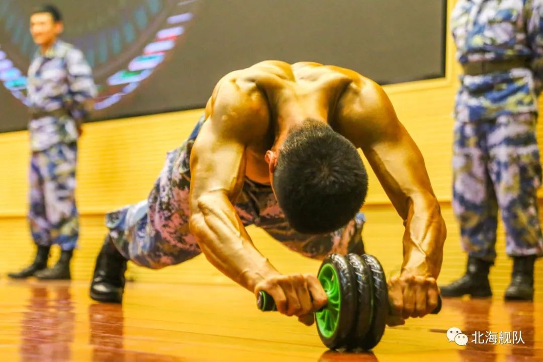 军营硬汉实力炫腹给你爆棚安全感