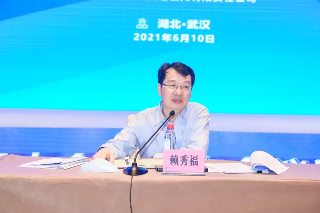 图3 &nbsp;信托部主任赖秀福同志与参会代表交流