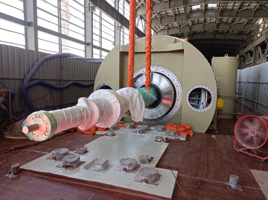 迪拜哈斯彦清洁燃煤电站项目三号机组发电机穿转子顺利完成