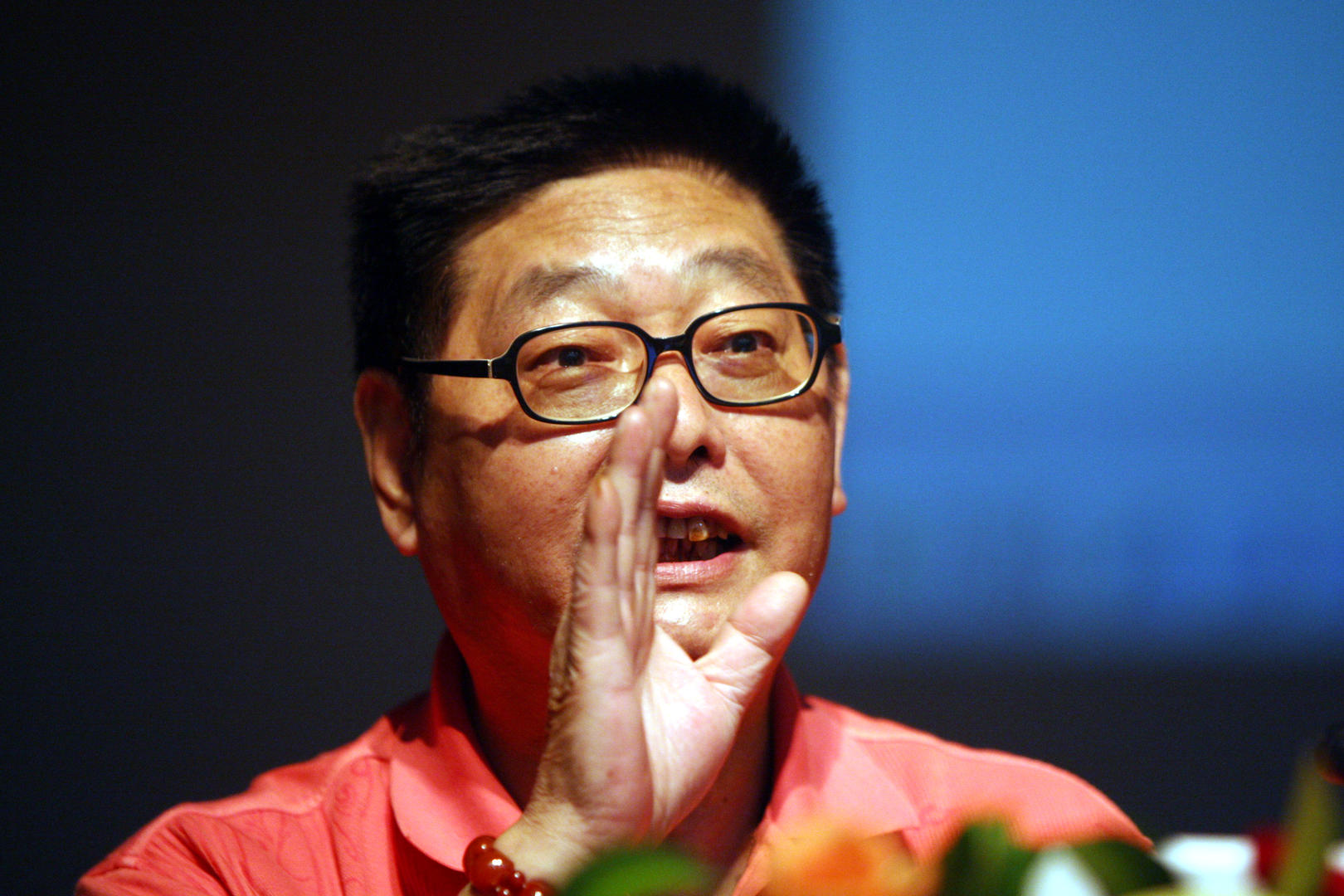 2008年,被称为"中国第一股民"的杨怀定,应邀给股民讲授炒股知识.