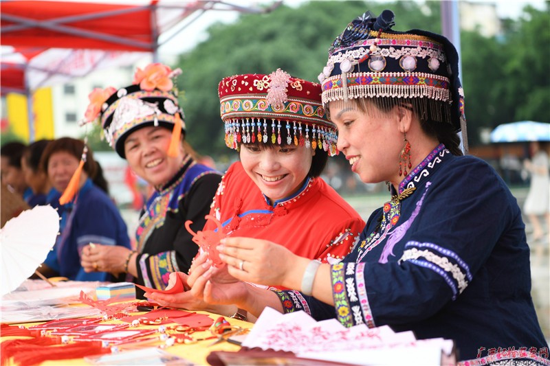 The paper-cutting technique of the Mulao people is a traditional art technique passed down from generation to generation by the Mulao people.  In 2018, 