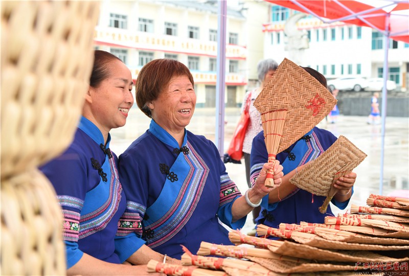 Mulao people's straw weaving skills. There are many chapters in the ancient songs handed down by the Mulao people that reflect the culture of rice cultivation. The Mulao people are ingenious and good at taking local materials. They say that straws are woven into straw hats, straw piers, fans and other production and daily necessities.  (Photo by Meng Zengshi)