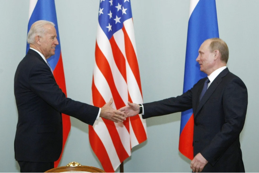 ▲2011年3月10日，时任美国副总统的拜登和时任俄罗斯总理的普京在莫斯科举行会谈。图据美联社