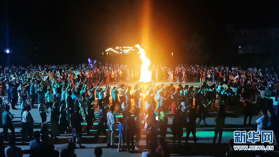 夜幕降临,村民们经常聚在一起举行篝火晚会(资料图).新华网发(供图)