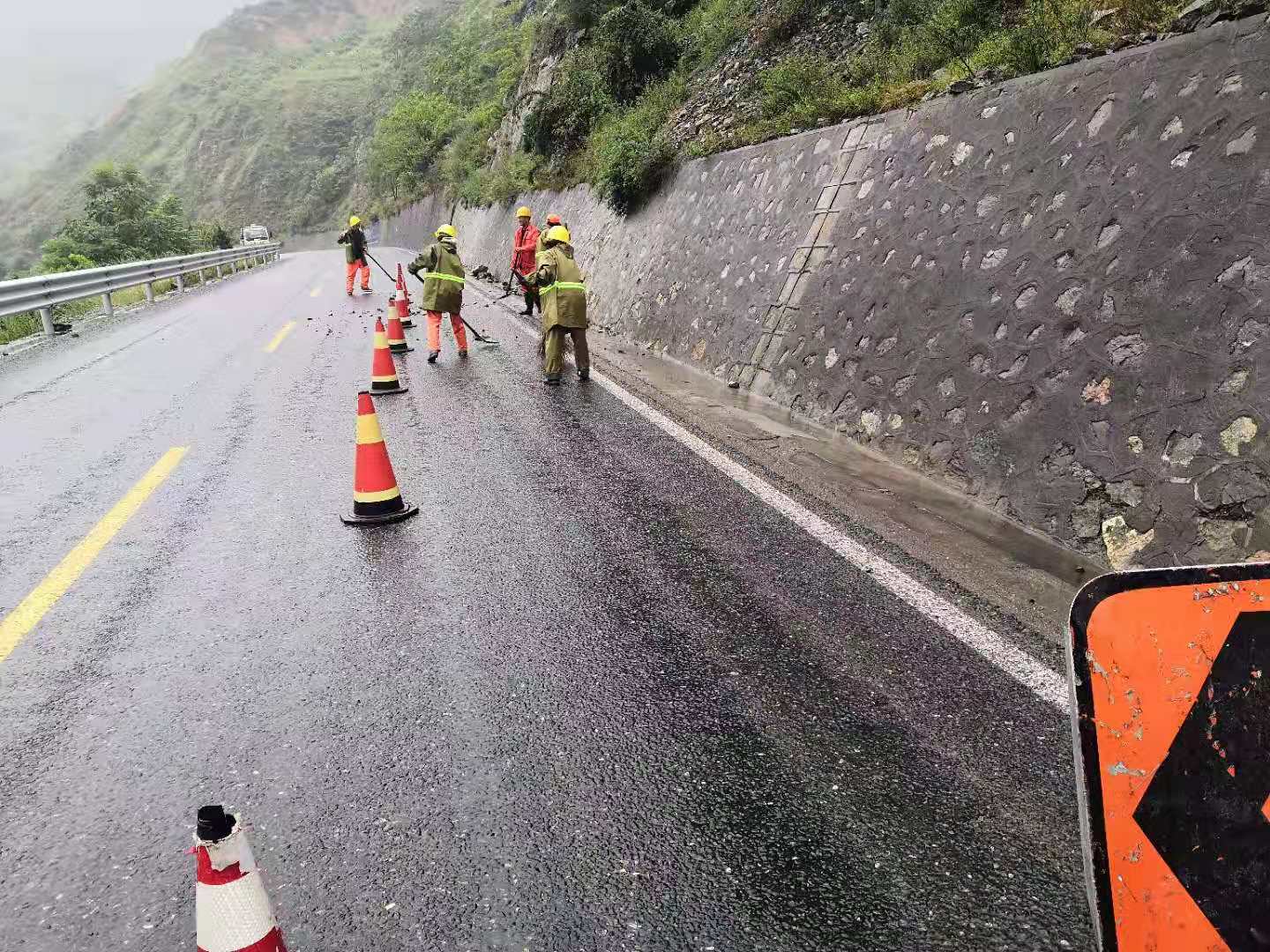 原标题 天水公路局高养中心积极应对降雨天气保畅通 信息之家