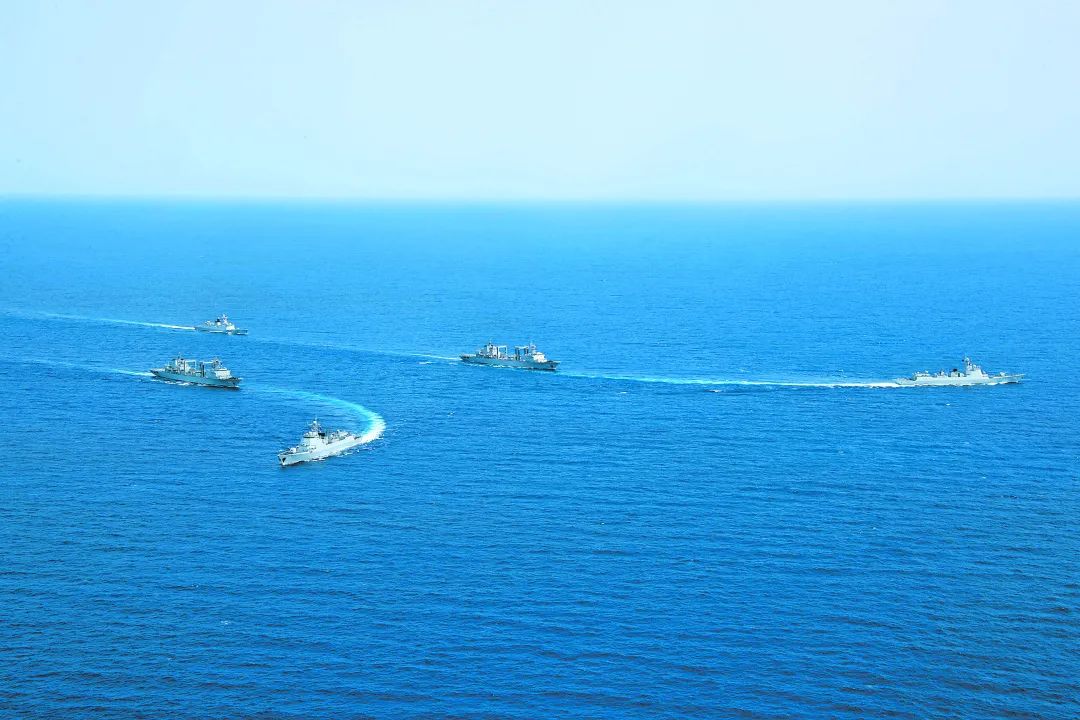 中国海军第3738批护航编队在亚丁湾索马里某海域举行分航仪式