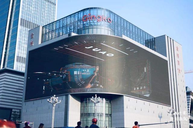 上海华为展馆亮相裸眼3d巨幕led屏幕是真的但地方在