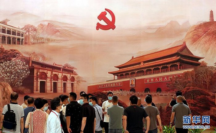 观众在中共一大纪念馆的“日出东方——从石库门到天安门”历史组画前参观（6月8日摄）。新华社记者 刘颖 摄