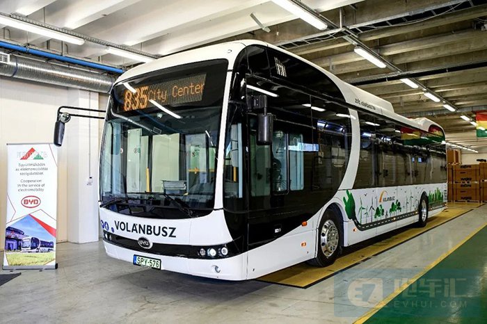 首辆跨国运营纯电动巴士交付仪式现场