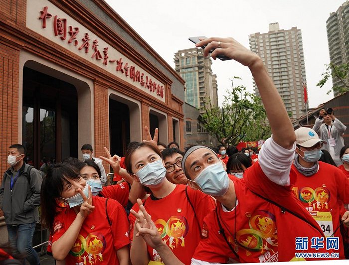 参加青年节活动的青年在中共一大纪念馆前自拍合影（5月4日摄）。新华社记者 刘颖 摄
