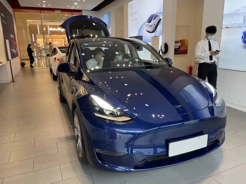 ▲一名用户正在特斯拉金融街店咨询 Model Y