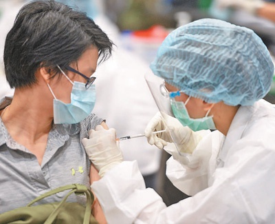 　　目前，泰国已批准中国科兴和国药两款新冠疫苗注册。图为近日，泰国民众在曼谷一处疫苗接种点接种疫苗。　　新华社发