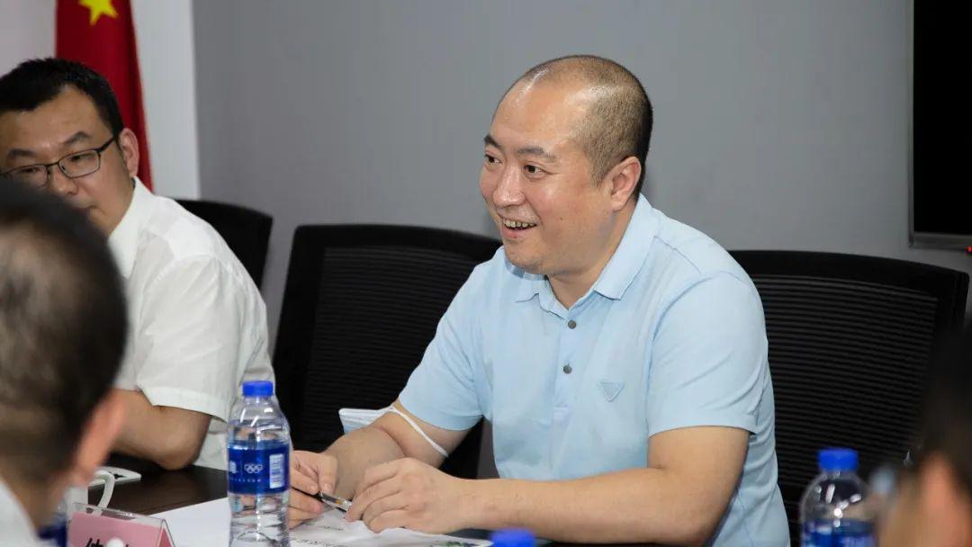 图:绿盟科技集团总裁胡忠华(图左中)