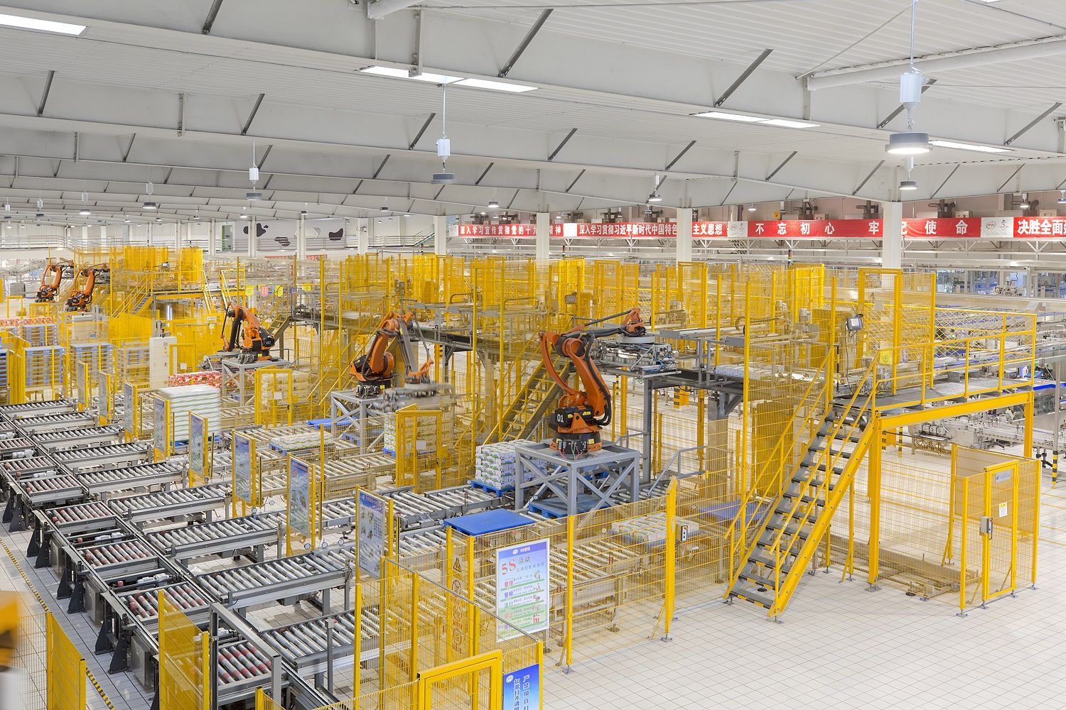 伊利集团液态奶生产基地车间里,智能机器正在进行产品码垛.