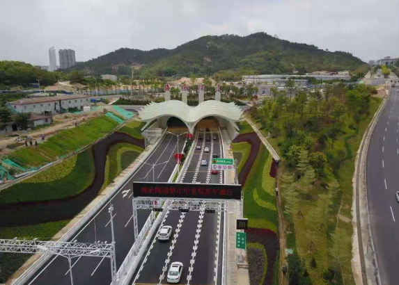 厦门海沧隧道试通车 跨岛发展迈出新步伐