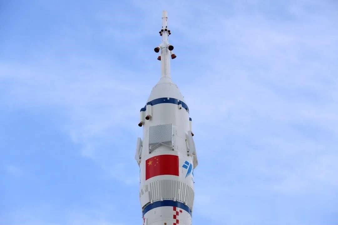 长二F火箭逃逸塔和整流罩。本文图片来源：中国航天科技集团