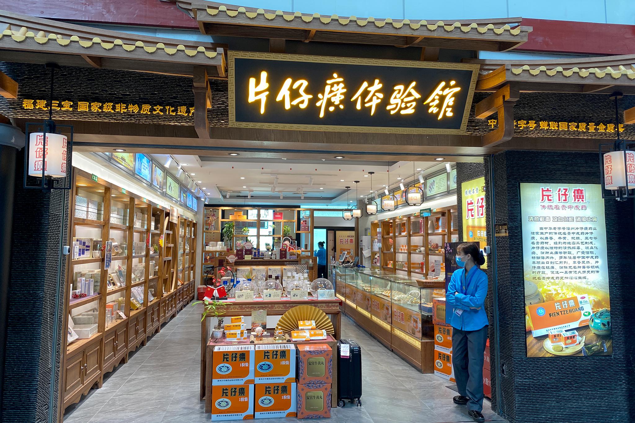 有投资者反映,到片仔癀线下体验馆购买,现场可买一粒,买两粒需要将药