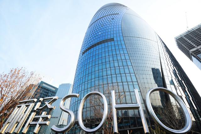 黑石已发出全面收购要约，以取得SOHO中国的控股权。图为SOHO中国“八大金刚”之一的丽泽SOHO。新京报记者 王嘉宁 摄