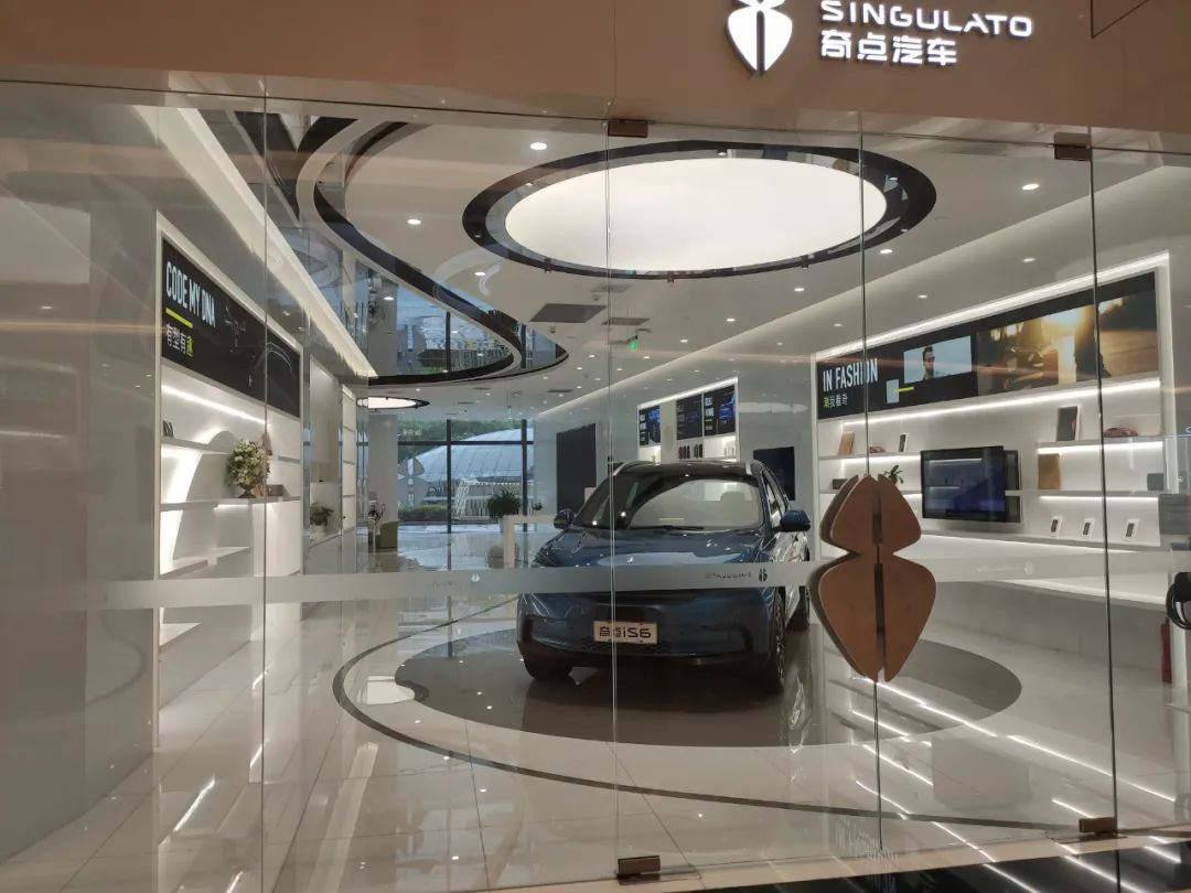 紧闭大门的奇点汽车体验店摄影:肖逸思