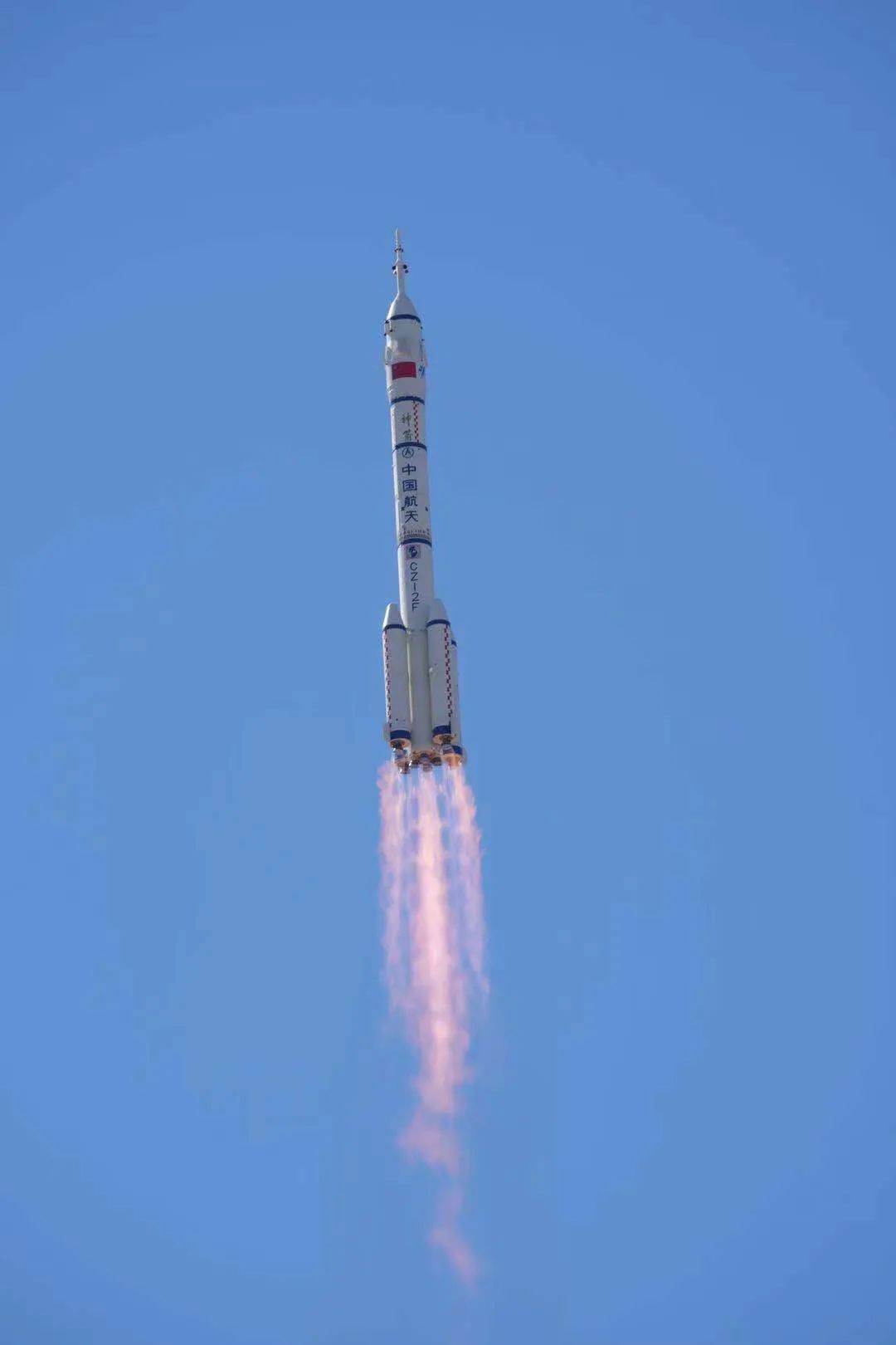 此后,神舟十二号载人飞船与火箭成功分离,进入预定轨道,顺利将聂海胜