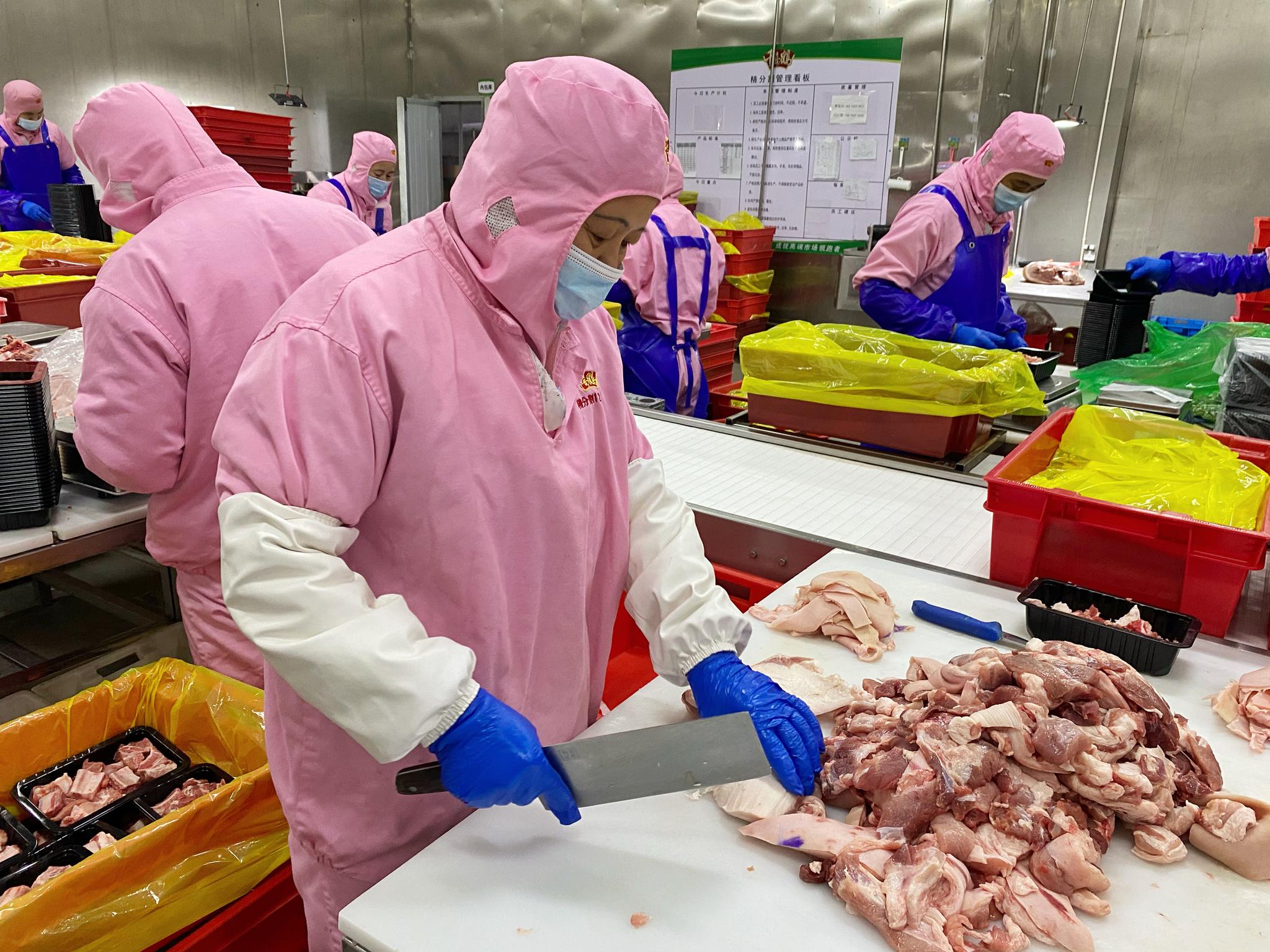 破解"猪周期"下行困境 养猪大户发展屠宰加工业务可行吗|猪价_新浪财