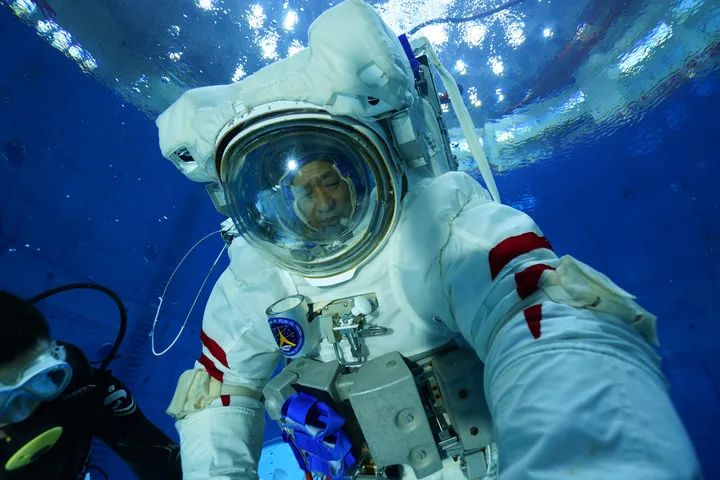 1月2日，航天员聂海胜在进行空间站任务模拟失重环境水下训练。新华社发（孔方舟 摄）