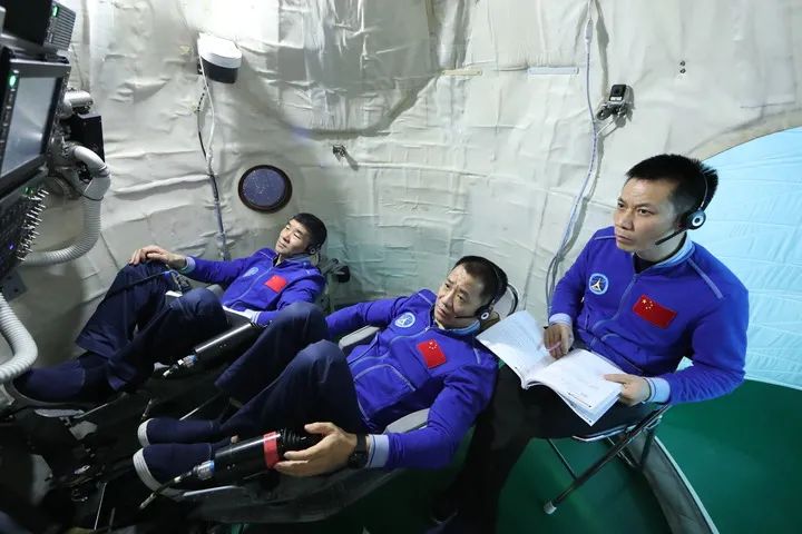 5月15日，航天员聂海胜（中）、刘伯明（左）和汤洪波在进行交会对接训练。新华社发（徐部 摄）