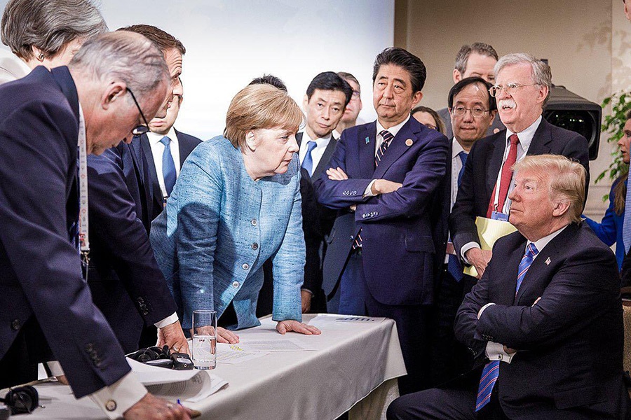当地时间2018年6月9日，加拿大拉马尔拜，七国集团峰会第二日，德国总理默克尔等国家领导人与美国总统特朗普交谈。图片作者：人民视觉