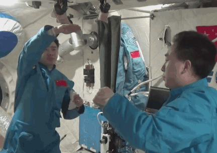 神舟十一号航天员陈冬（左）、景海鹏（右，也曾是神七、神九航天员）