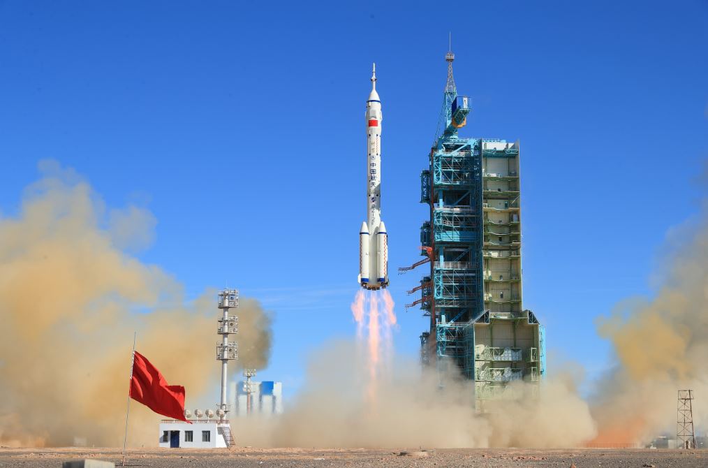 △6月17日,长征二号F遥十二运载火箭在酒泉卫星发射中心点火发射(图自视觉中国)