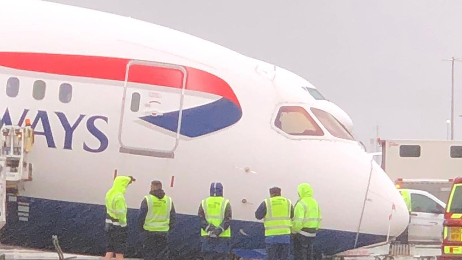 英航一货机在希斯罗机场停机位上“倒头触地”