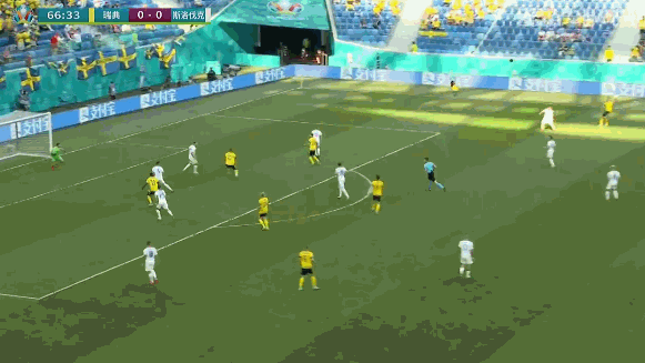 瑞典前锋伊萨克的头球稍稍顶高。