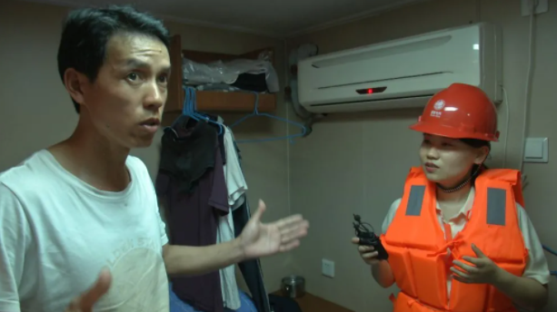 记者在货船上采访潘尚庆。