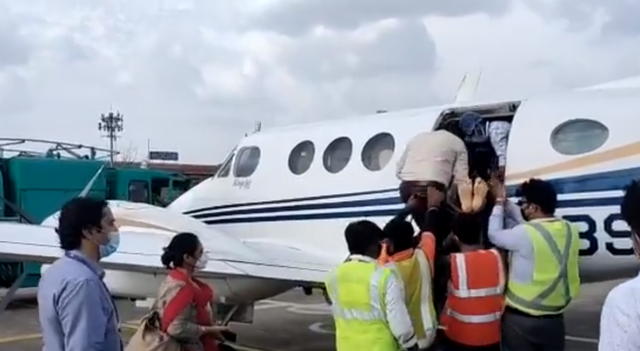 这名患者被空运到孟买接受进一步治疗（视频截图）