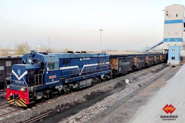 图为黄玉川煤矿满载煤炭的火车缓缓驶出装车站