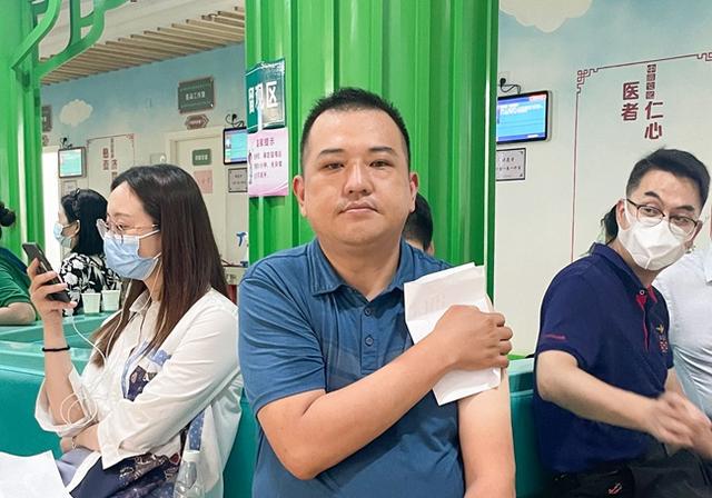 在福州接种新冠病毒疫苗的台胞。施筱筱摄