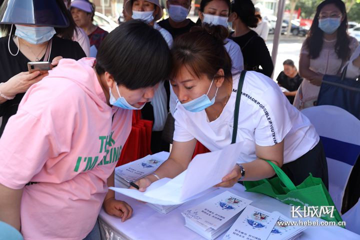 工作人员耐心向群众解读相关政策。河北省社会保险事业服务中心供图