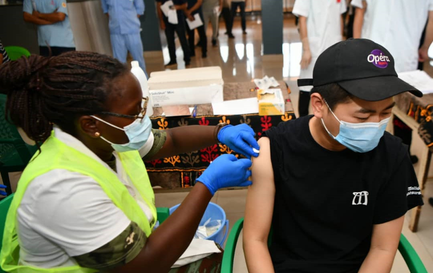 △在几比中国公民接种新冠疫苗（图片来源：中国驻几内亚比绍使馆）