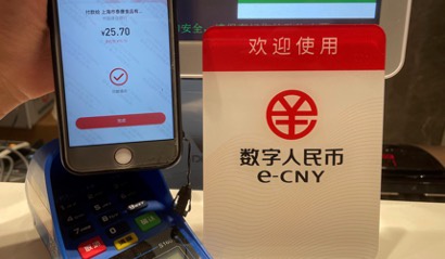 中签者在南京路商圈的店内使用红包进行消费