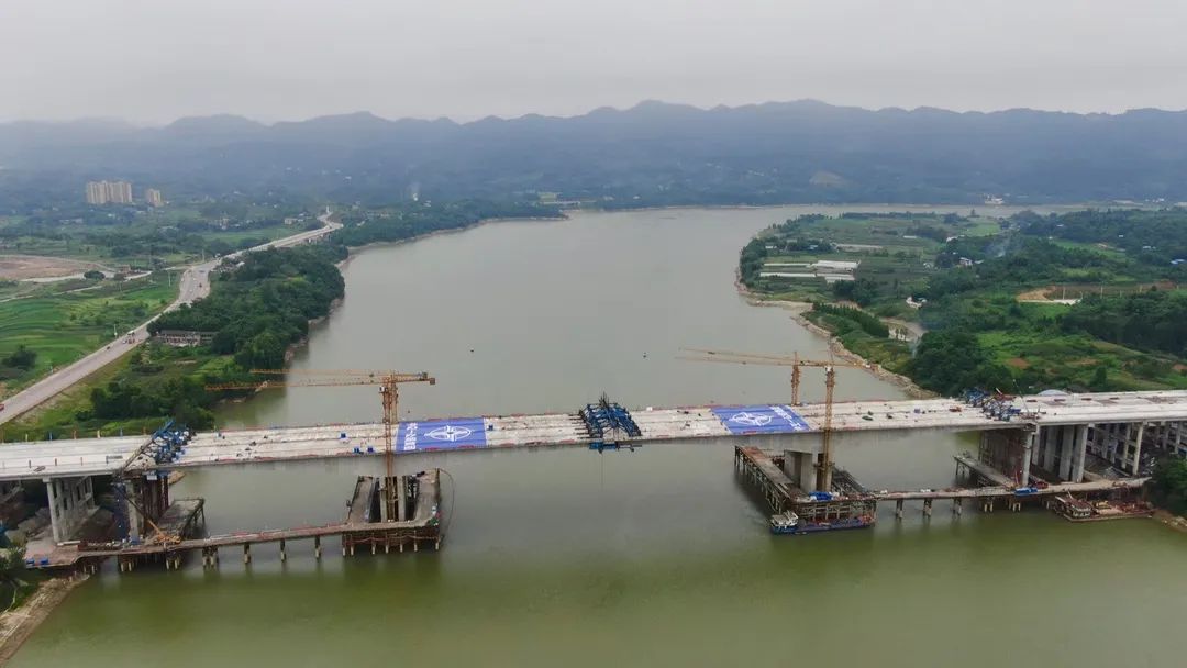 合长高速龙溪嘉陵江特大桥顺利合龙.侯鹏涛 摄