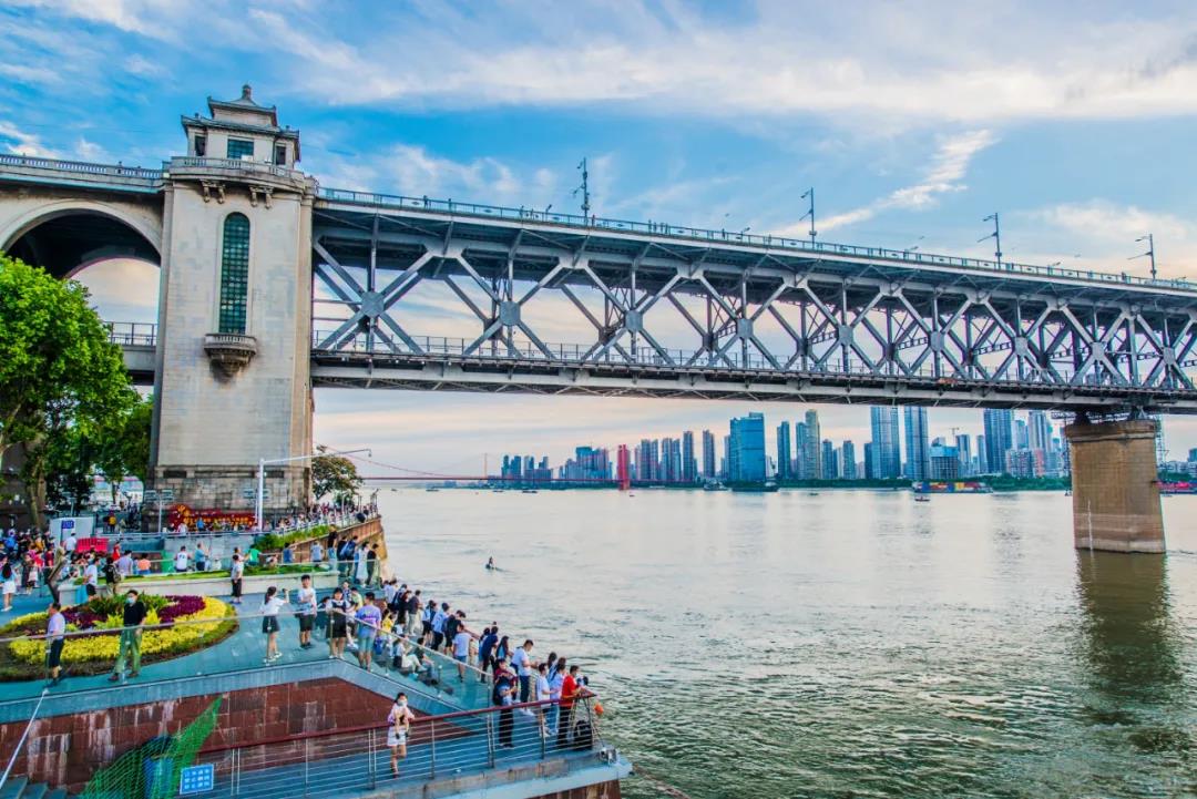 △2021年6月14日，晚霞映照下的武汉两江四岸格外美丽，吸引许多市民和游客在江边驻足欣赏。