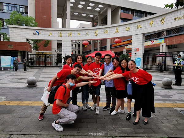 中考考场直击 | 身披校服"战袍"满载祝福自信奔赴未来|实验中学_新浪