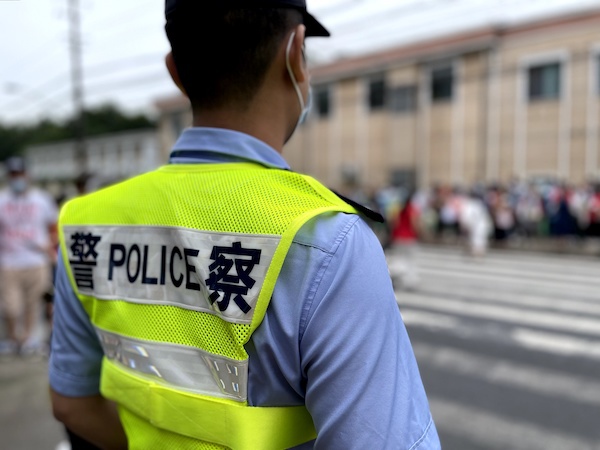 控江中学考点外护考的警察母亲与赴考的女儿深情拥抱