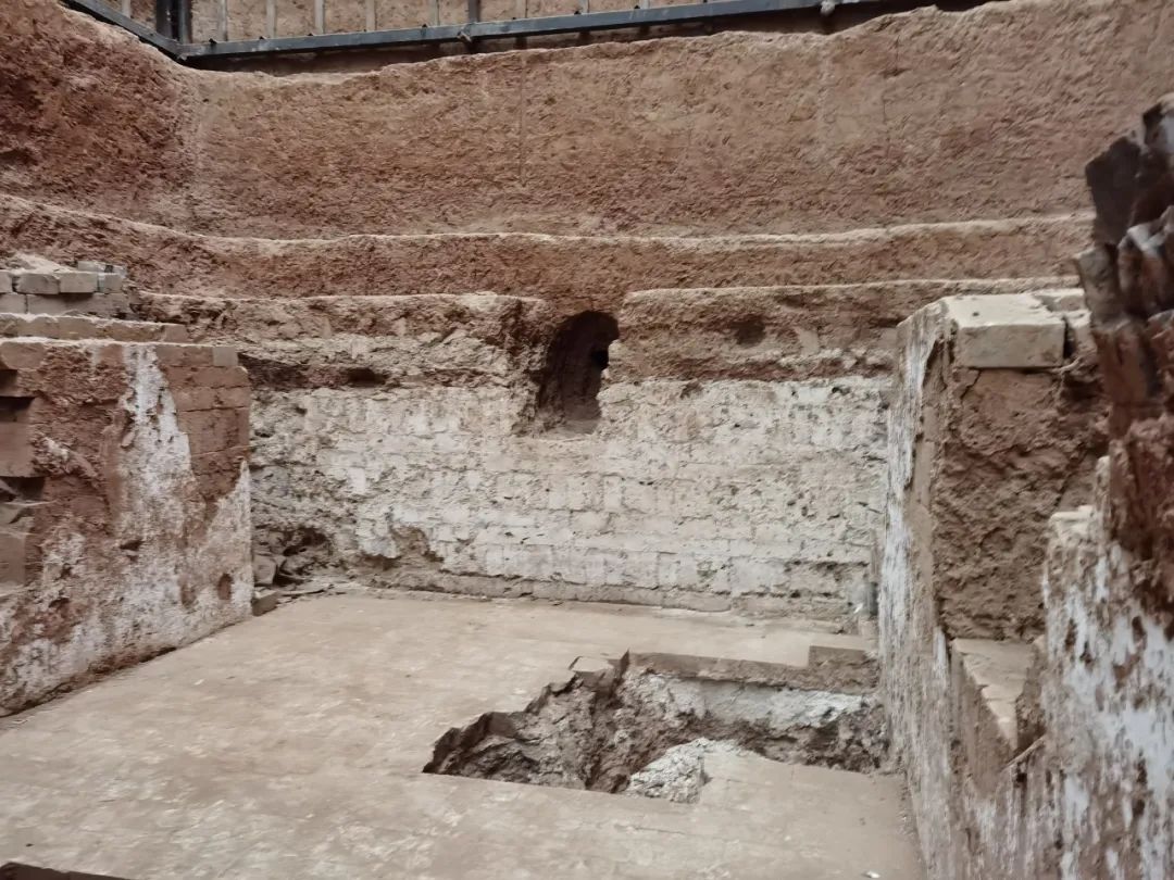 墙上与地面有盗墓贼所打的坑洞.新华社记者翟翔 摄