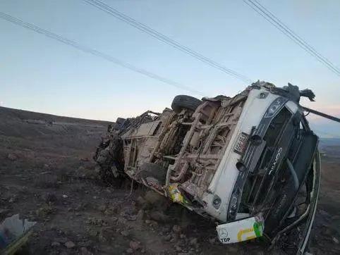 秘鲁一辆巴士从山路坠落，造成至少27死4伤