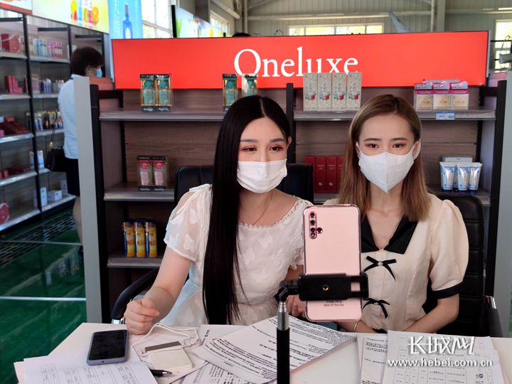 石家庄首个综合性跨境电商产业园里正在做化妆品的直播。长城网记者 胡晓梅 摄