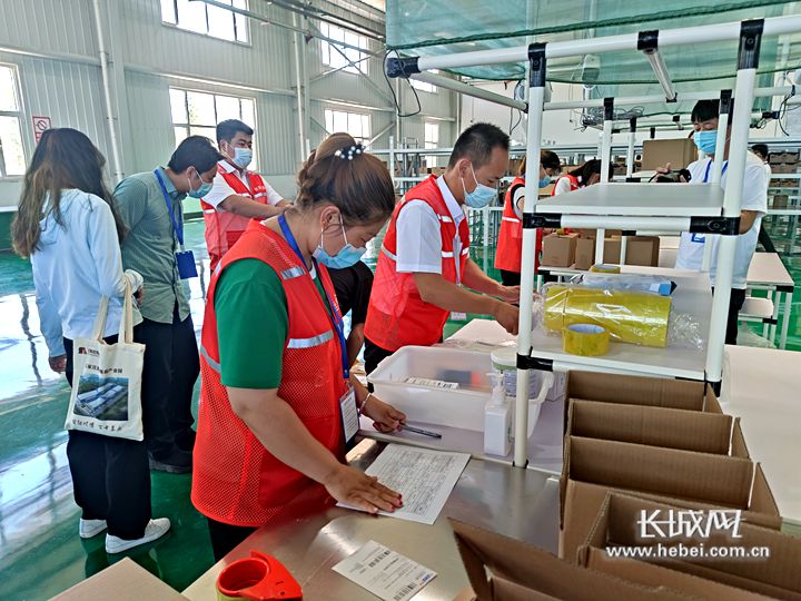 石家庄首个综合性跨境电商产业园里工作人员正在打包商品。长城网记者 胡晓梅 摄