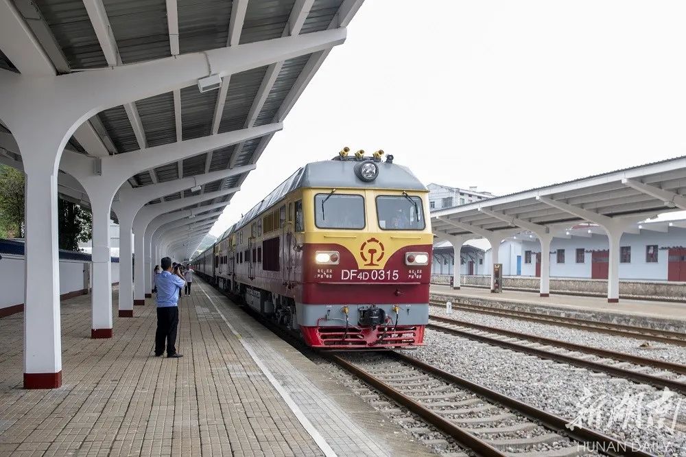6月18日上午,首趟韶山至井冈山红色专列正式发车.