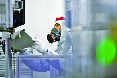 在天津力神锂电池智能工厂的生产车间，员工在操控设备。新华社发